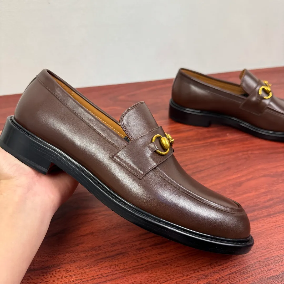 Batch 980 Gucci/Gucci new men's loafers with horsebit buckle! These classic loafers, embellished with a horsebit buckle, embody timeless elegance and pay homage to the brand's rich heritage. The carefully crafted leather sole and semi-circular toe inject new charm into the entire design. Iconic accessories and metal buckle finishes complement each other, classic loose fit, solid color leather highlights the simple and rustic temperament. Select high-quality leather. Pay attention to the details of the leather material. The texture is bright. The leather has excellent toughness. It is soft, comfortable and durable. The dyed calfskin lining has uniform and fine holes, soft and comfortable. The thickened leather outsole and the composite rubber bottom sheet at the heel are extremely comfortable, wear-resistant and non-slip. It is the first choice for light weight. It is versatile and luxurious, and comes with a full set of packaging! Size: 39-40-41-42-43-44 leather shoe size (38.45.46 can be customized) Item number: 812158 Coffee color